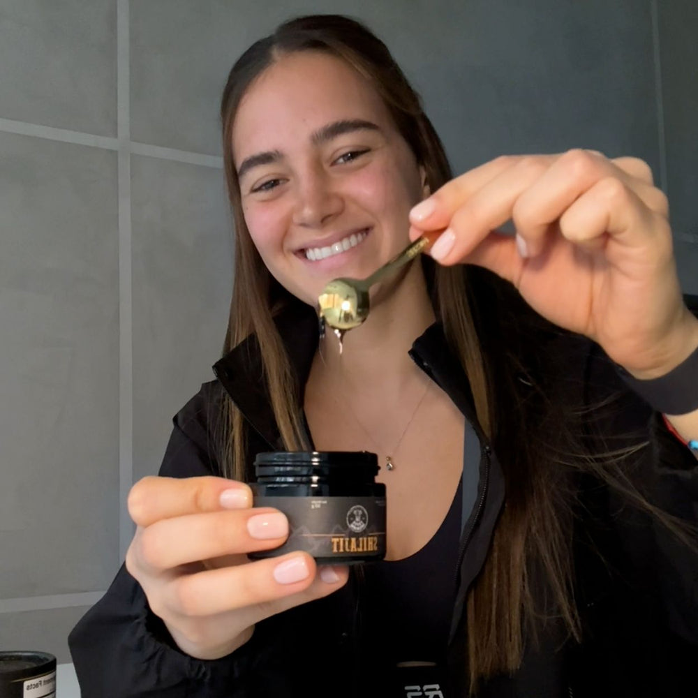 Persona con un frasco de Shilajit PROVA