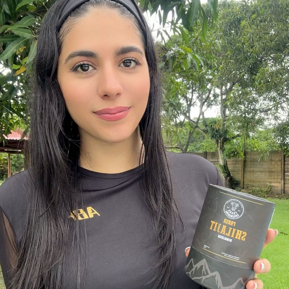 Persona con un frasco de Shilajit PROVA