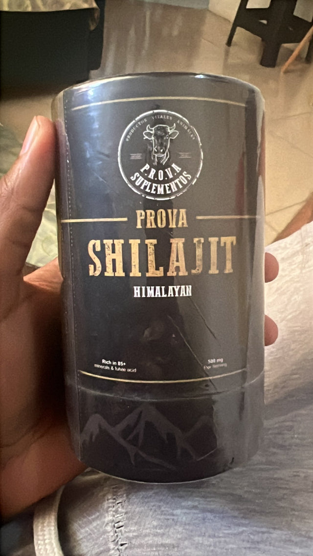 Frasco de Shilajit PROVA en la mano de un cliente